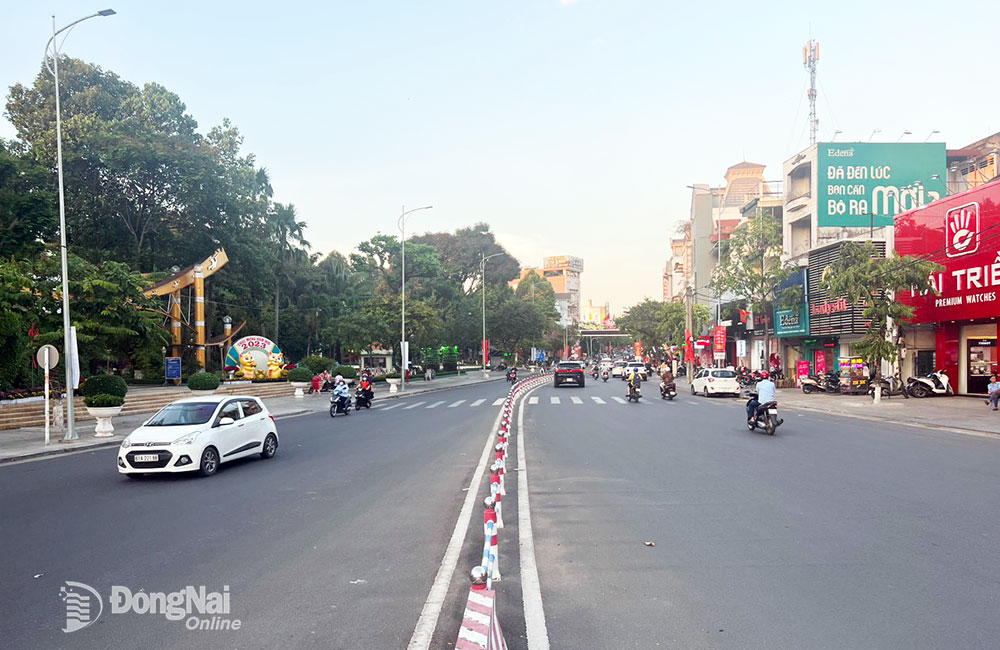 Dải phân cách trên đường 30-4, đoạn từ vòng xoay Biên Hùng đến khu vực giao đường Trịnh Hoài Đức (TP.Biên Hòa)