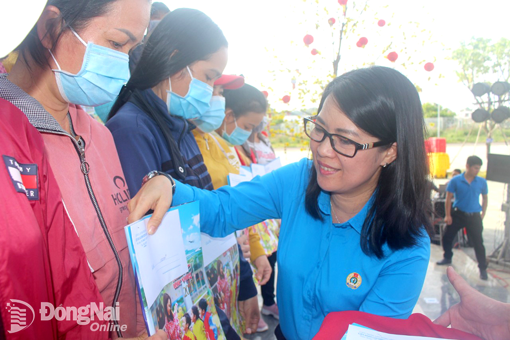 Chủ tịch Liên đoàn Lao động tỉnh Nguyễn Thị Như Ý tặng quà Tết cho người lao động có hoàn cảnh khó khăn