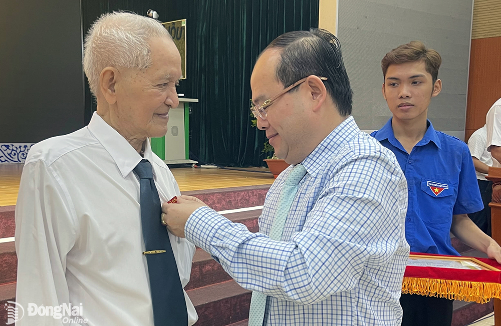 Phó bí thư Tỉnh ủy, Trưởng đoàn Đại biểu Quốc hội tỉnh Quản Minh Cường trao Huy hiệu 65 năm tuổi Đảng cho đảng viên Lê Thành Bá dịp 3-2-2023