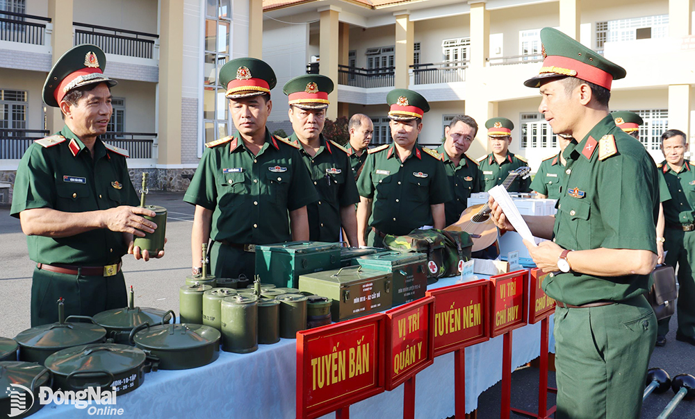 Thiếu tướng Đặng Văn Hùng kiểm tra các mô hình học cụ, vật chất bảo đảm cho công tác huấn luyện