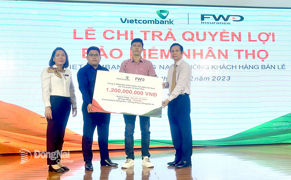 Đại diện Vietcombank chi nhánh Đồng Nai và Công ty TNHH Bảo hiểm nhân thọ FWD trao bảng hiện kim số tiền 1,2 tỷ đồng tiền bảo hiểm cho đại diện gia đình chị N.T.N.