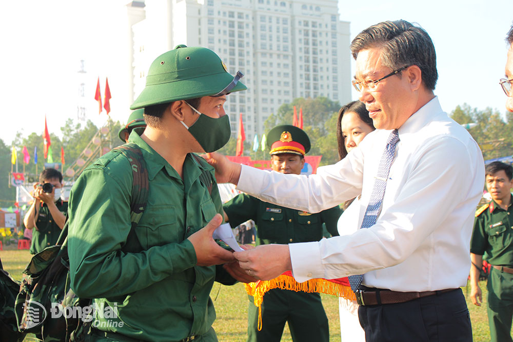 Ủy viên Ban TVTU, Bí thư Huyện ủy Long Thành Dương Minh Dũng tặng quà động viên các tân binh lên đường nhập ngũ. Ảnh: Hồ Thảo