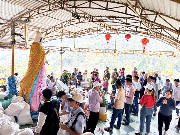 Người dân lễ chùa đầu năm trên đỉnh núi Chứa Chan