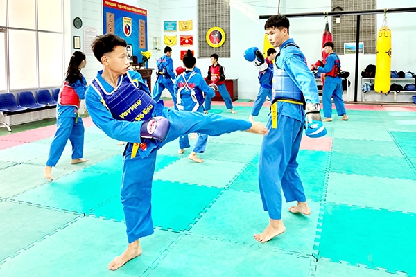 Em Nguyễn Đại Lộc (trái) cùng anh ruột Nguyễn Hữu Tài tập luyện tại Trường phổ thông Năng khiếu thể thao Đồng Nai