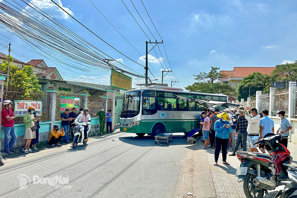 Khu vực đường Nguyễn Khuyến - nơi xe ô tô biển số 60B-043.93 đang quay đầu xe có lộ giới khá hẹp, lượng xe qua lại đông. Ảnh: Đ.Tùng