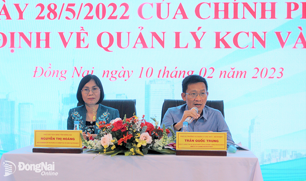  Phó chủ tịch UBND tỉnh Nguyễn Thị Hoàng và Phó vụ trưởng Vụ quản lý các khu kinh tế (Bộ KH-ĐT) Trần Quốc Trung giải đáp thắc mắc của các doanh nghiệp