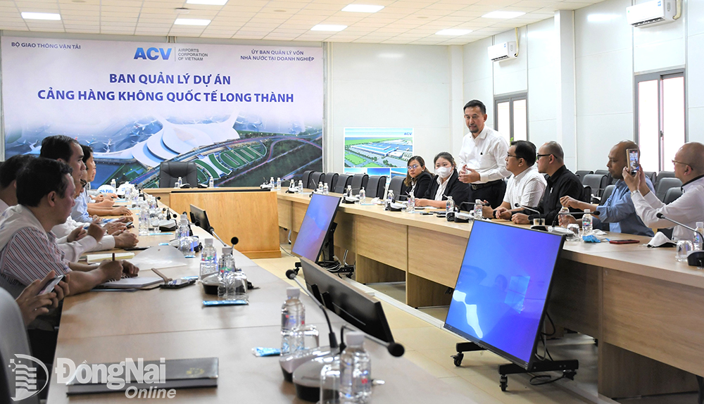 Đại diện Công ty PT PP của Indonesia tham quan mô hình sân bay Long Thành