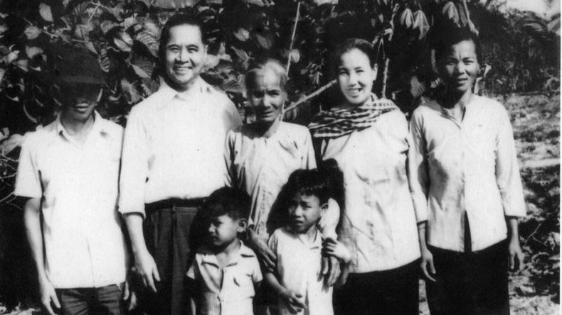 Đồng chí Huỳnh Tấn Phát (thứ 2 từ trái sang) chụp ảnh cùng gia đình trong lần về thăm quê hương. (Ảnh: Bảo tàng tỉnh Bến Tre).