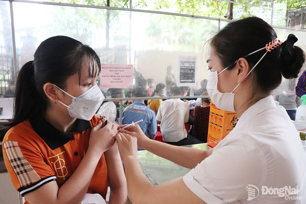 Nhân viên Trạm Y tế xã Phú Hữu (H.Nhơn Trạch) tiêm vaccine Covid-19 cho người dân