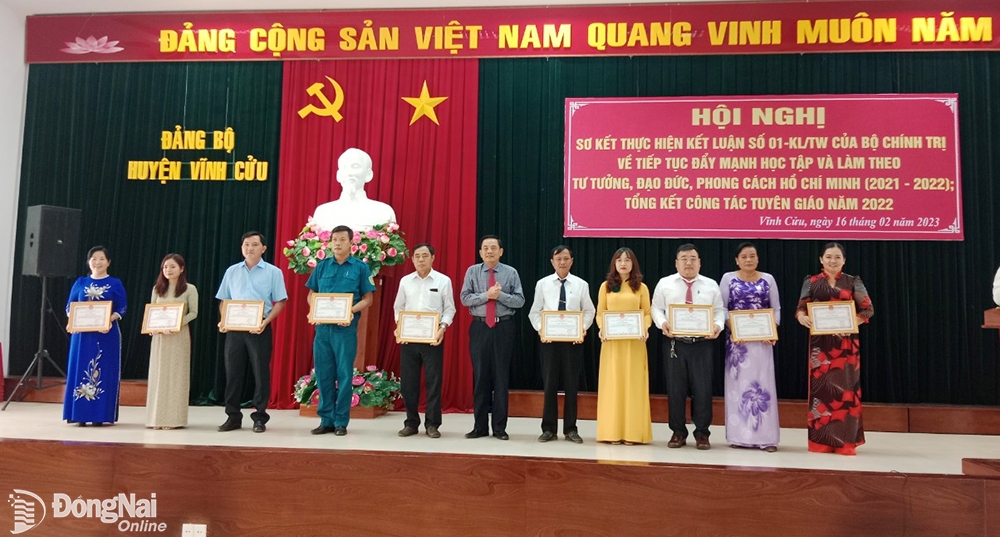 Bí thư Huyện ủy Vĩnh Cửu Nguyễn Văn Thuộc khen thưởng cho tập thể có thành tích xuất sắc trong thực hiện đẩy mạnh học tập và làm theo tư tưởng, đạo đức, phong cách Hồ Chí Minh (2021 - 2022)