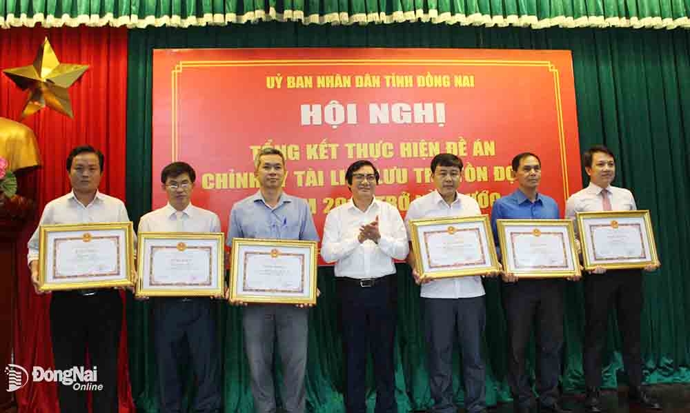 Phó chủ tịch UBND tỉnh Nguyễn Sơn Hùng trao bằng khen cho tập thể, cá nhân xuất sắc trong đề án Chỉnh lý tài liệu lưu trữ tồn đọng từ năm 2015 trở về trước