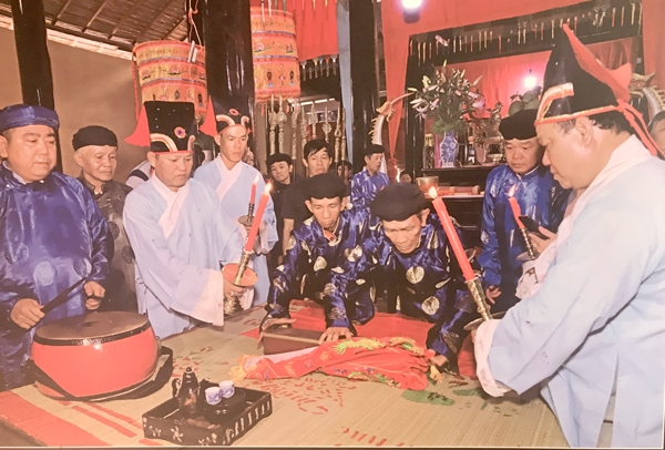 Trưởng ban Quý tế Nguyễn Văn Khai và Phó trưởng ban Quý tế đình Võ Văn Hắc thực hiện nghi lễ cúng đình