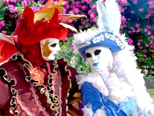 Nét đặc trưng trong lễ hội Carnival ở Venice, Italy là đeo mặt nạ. Nguồn: mevoya.de