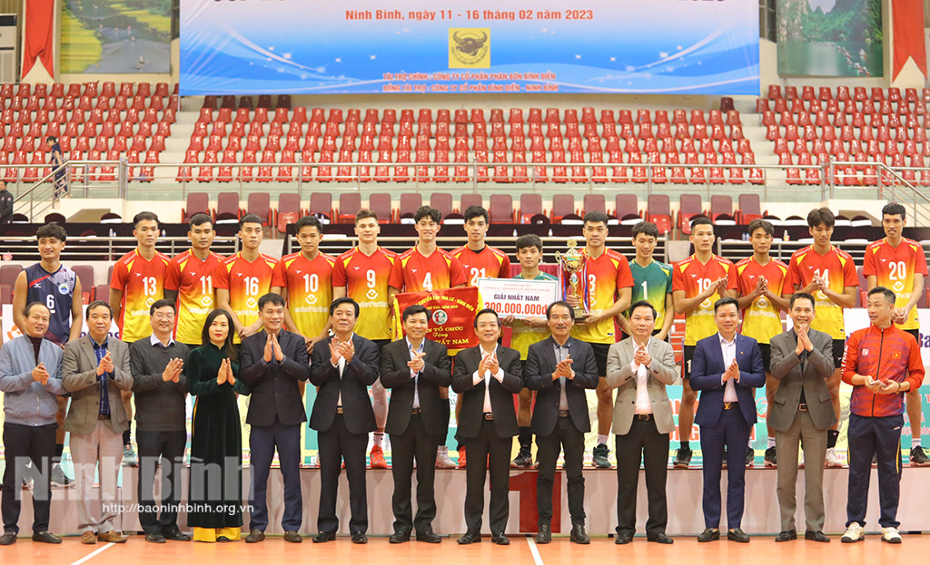 Đội bóng chuyền nam Ninh Bình LienVietPostBank bảo vệ thành công chức vô địch Cúp Hoa Lư - Bình Điền (Ảnh: Báo Ninh Bình)