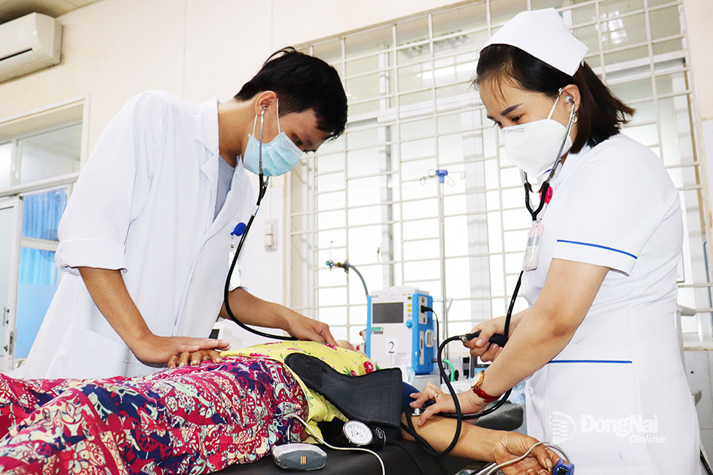 Cấp cứu bệnh nhân tại Bệnh viện Đa khoa khu vực Long Khánh. Ảnh: H.Dung