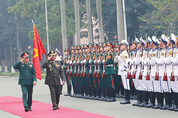 Đại tướng Phan Văn Giang, Bộ trưởng Quốc phòng Việt Nam và Đại tướng Tea Banh, Phó thủ tướng, Bộ trưởng Quốc phòng Campuchia duyệt Đội Danh dự Quân đội nhân dân Việt Nam tại lễ đón. Ảnh: TTXVN