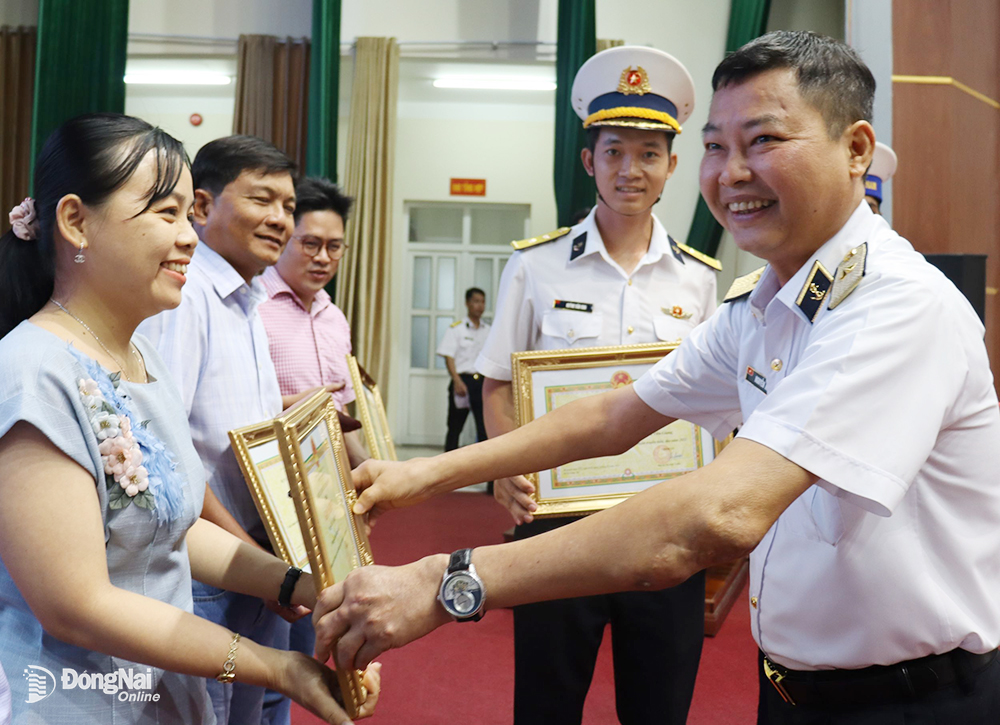 Chuẩn đô đốc Nguyễn Anh Tuấn, Tư lệnh Vùng 2 Hải quân khen thưởng cá nhân có thành tích tuyên truyền biển, đảo, thềm lục địa năm 2022