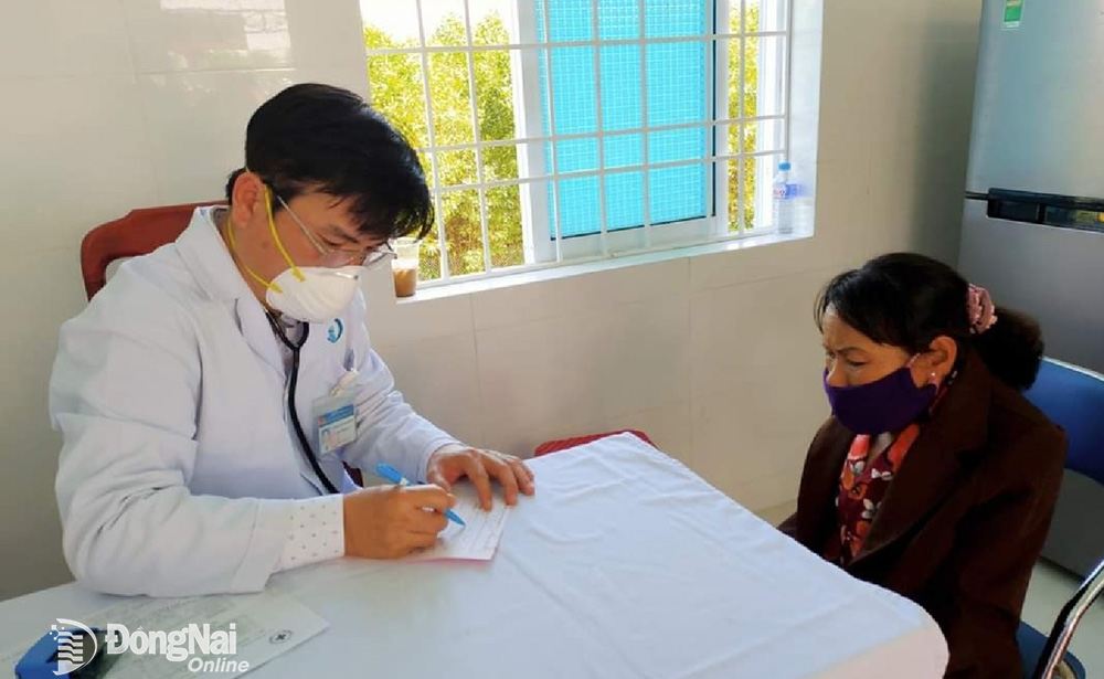 Bác sĩ Nguyễn Huỳnh Phước tham gia khám, chữa bệnh miễn phí cho người nghèo. Ảnh: T.Nhân
