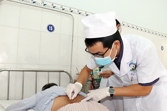 Bác sĩ Bệnh viện Y dược cổ truyền Đồng Nai thực hiện phương pháp điện châm để điều trị bệnh cho bệnh nhân. Ảnh: T.Vi
