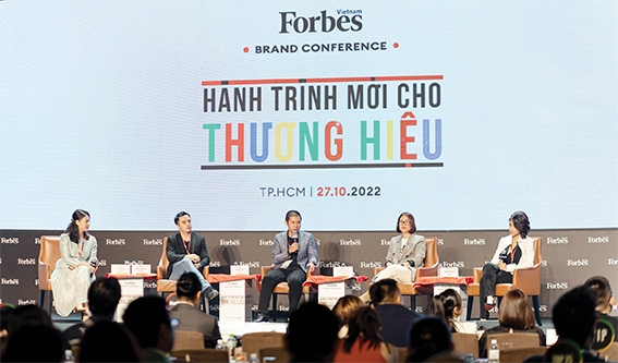 Anh Nguyễn Tiến Huy (giữa) tham gia chia sẻ tại hội nghị Thương hiệu do tạp chí Forbes Việt Nam tổ chức năm 2022