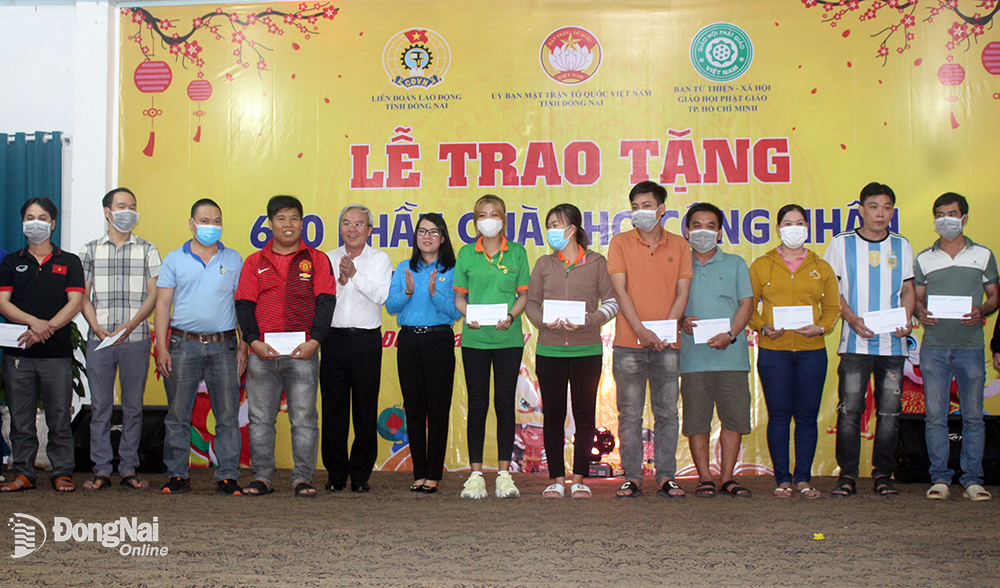 Chủ tịch Ủy ban MTTQ Việt Nam tỉnh Cao Văn Quang và Chủ tịch Liên đoàn Lao động tỉnh Nguyễn Thị Như Ý trao quà cho công nhân