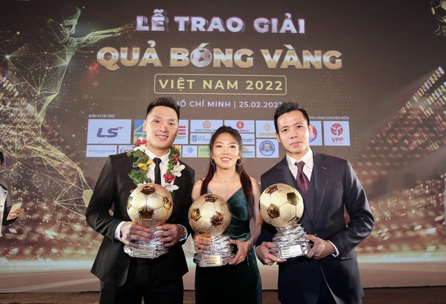 Các cầu thủ: Nguyễn Văn Quyết, Huỳnh Như và Hồ Văn Ý đã được vinh danh nhận danh hiệu Quả bóng vàng nam, nữ, futsal Việt Nam 2022