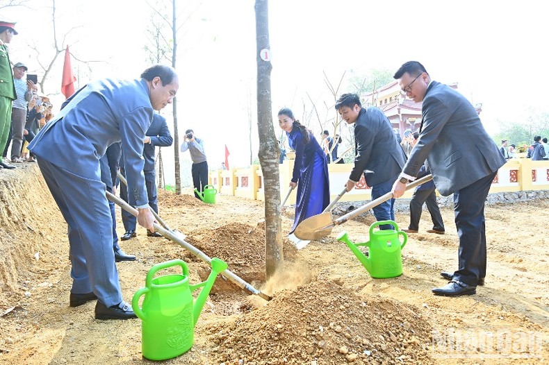 Các đồng chí lãnh đạo Báo Nhân Dân và tỉnh Tuyên Quang trồng cây tại Nhà bia di tích Báo Nhân Dân. (Ảnh: THỦY NGUYÊN)