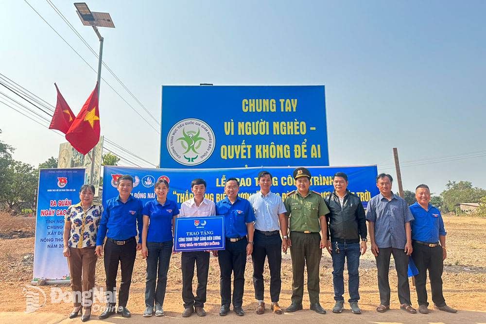 Đại diện Tỉnh đoàn và các đơn vị trực thuộc trao tặng công trình Thắp sáng biên cương tại tỉnh Đắk Lắk (Ảnh: Tỉnh đoàn cung cấp)