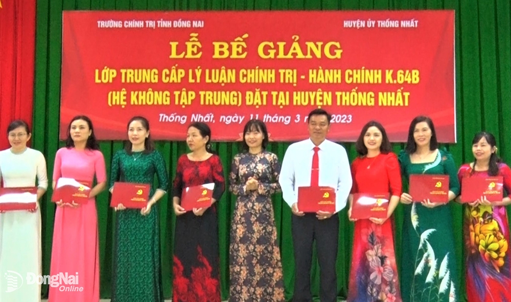 TS. Vũ Thị Nghĩa, Phó hiệu trưởng Trường Chính trị tỉnh trao chứng nhận tốt nghiệp khóa học cho các học viên