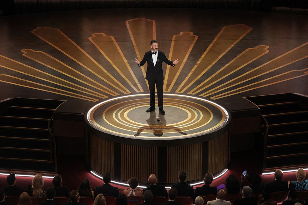 MC Jimmy Kimmel xuất hiện trên sân khấu lễ trao giải Oscar lần thứ 95, Los Angeles - Ảnh: REUTERS