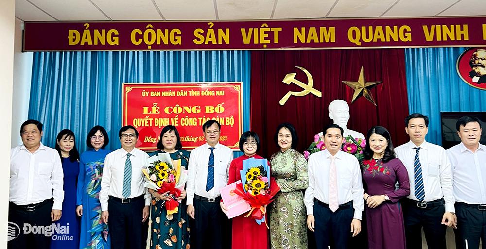 Phó bí thư Tỉnh ủy, Chủ tịch UBND tỉnh Cao Tiến Dũng trao quyết định cho đồng chí Nguyễn Thị Kiều Oanh và đồng chí Trương Thị Hương Bình