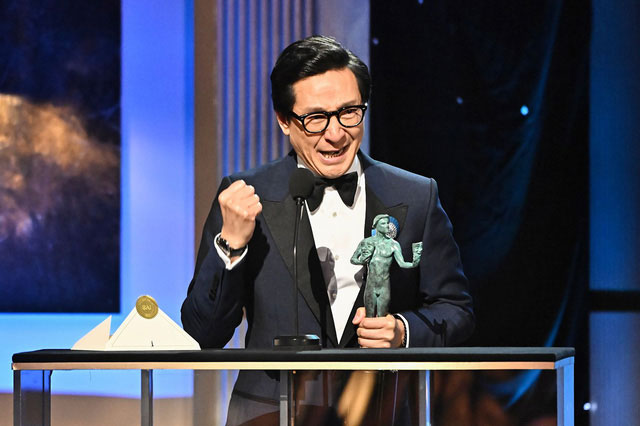 Diễn viên Quan Kế Huy đoạt tượng vàng Oscar ở hạng mục “Nam diễn viên phụ xuất sắc nhất” tại lễ trao giải Oscar ở Hollywood, bang California (Mỹ) ngày 13-3-2023. Ảnh: Getty Images