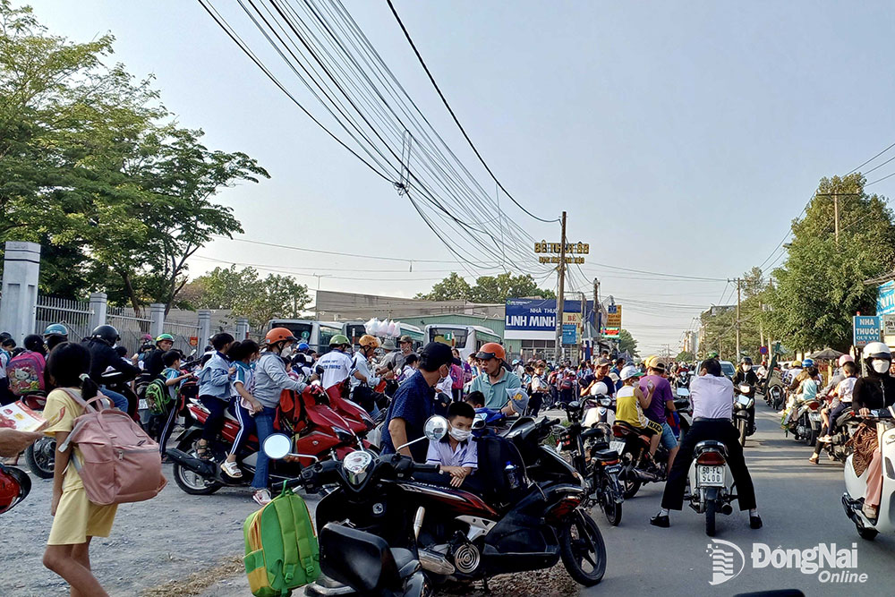 Khu vực đường Nguyễn Khuyến trước cổng Trường tiểu học Hà Huy Giáp (P.Trảng Dài, TP.Biên Hòa) đông đúc các phương tiện chờ rước học sinh. Ảnh: T.Nhân