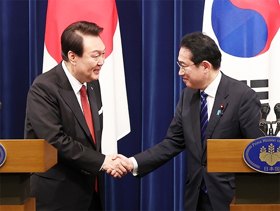 Thủ tướng Nhật Bản Fumio Kishida (phải) trong cuộc hội đàm với Tổng thống Hàn Quốc Yoon Suk-yeol tại Tokyo, ngày 16-3-2023. Ảnh: YONHAP/TTXVN