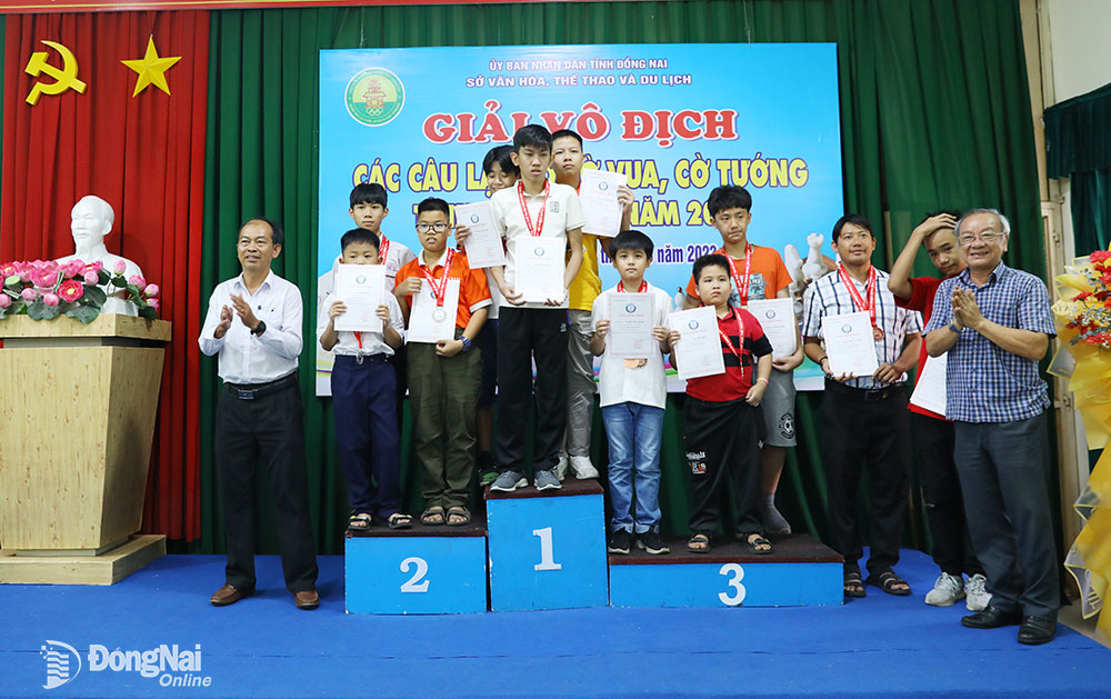Ban tổ chức trao giải cho các VĐV đạt thứ hạng cao nội dung đồng đội nam môn cờ vua