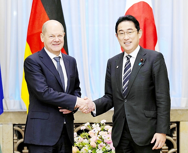Thủ tướng Nhật Bản Fumio Kishida (phải) trong cuộc gặp Thủ tướng Đức Olaf Scholz đang ở thăm  Tokyo, ngày 18-3-2023