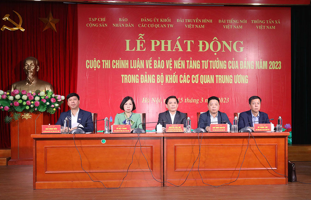 Các đồng chí lãnh đạo của Đảng ủy Khối các cơ quan trung ương, Tạp chí Cộng sản, Báo Nhân dân, TTXVN, Đài Tiếng nói Việt Nam chủ trì lễ phát động cuộc thi chính luận về bảo vệ nền tảng tư tưởng của Đảng năm 2023. Ảnh: TTXVN