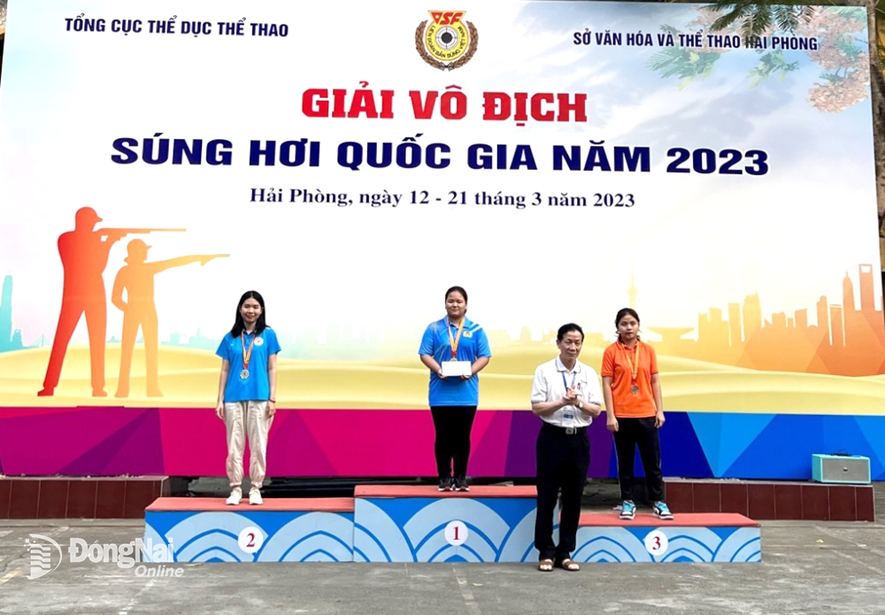 VĐV Nguyễn Thị Quỳnh Như của Đồng Nai (bìa phải) nhận HCĐ cá nhân nữ