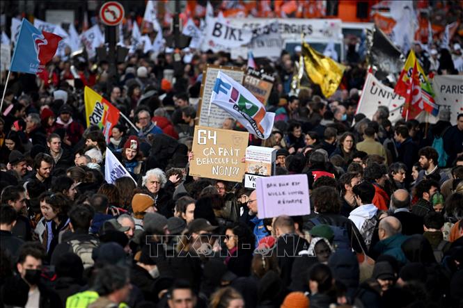 Tuần hành trong cuộc đình công trên toàn quốc, phản đối kế hoạch cải cách lương hưu của Chính phủ, tại Paris, ngày 16-2-2023. Ảnh: AFP/TTXVN