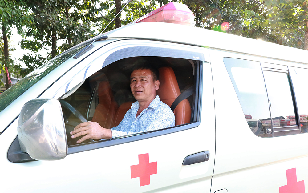 Ông Hồ Phước Duy trong một chuyến xe chở người bệnh đi cấp cứu từ H.Xuân Lộc đến TP.Long Khánh vào tháng 3-2023. Ảnh: S.Thao