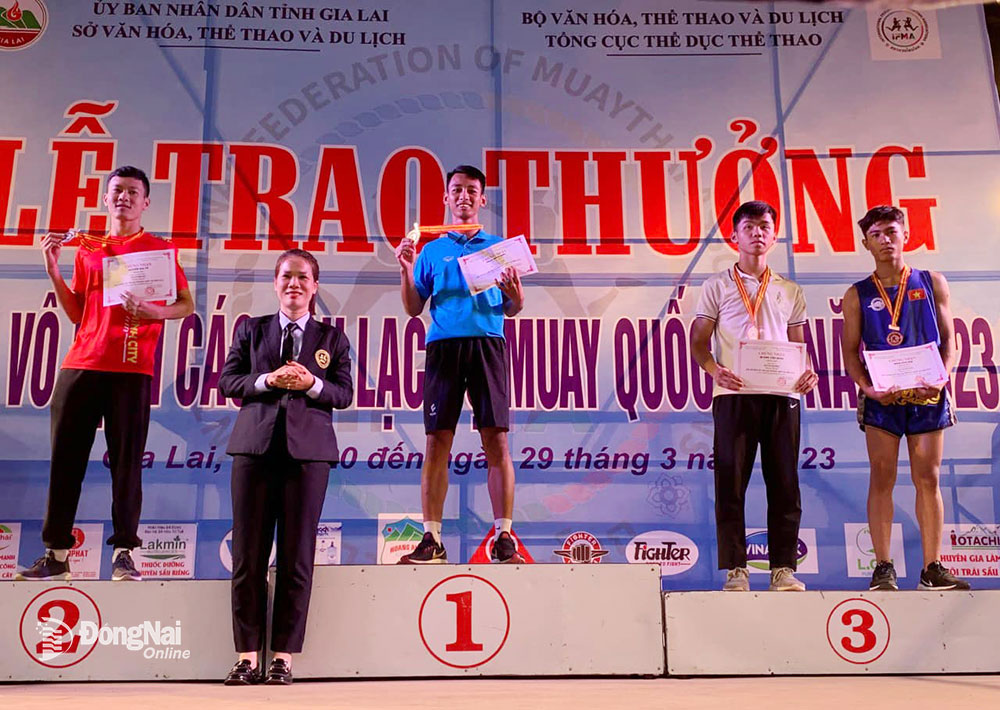 VĐV Phạm Hồng Sơn trên bục nhận HCV hạng cân 54kg nam lứa tuổi 15-17