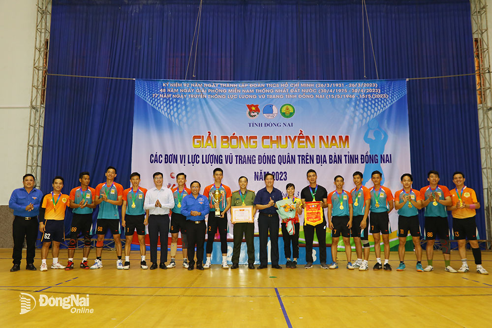 Ban tổ chức trao cúp vô địch cho đội bóng chuyền Trường cao đẳng An ninh nhân dân 1