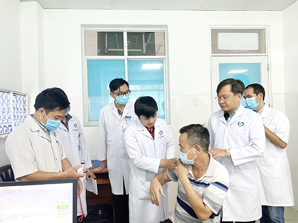 Các bác sĩ Khoa Ngoại, chấn thương chỉnh hình - bỏng, Bệnh viện Đa khoa Thống Nhất đang quan sát bác sĩ CKII Nguyễn Tấn Toàn, Phó trưởng khoa Chi trên, Bệnh viện Chấn thương chỉnh hình (TP.HCM) khám bệnh. Ảnh: H.YẾN