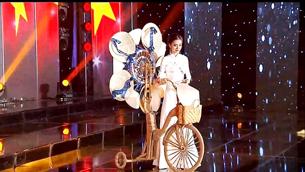Hoa hậu Nguyễn Thanh Hà sử dụng thiết kế của Nguyễn Hữu Bình và đăng quang ngôi cao nhất trong cuộc thi Hoa hậu Môi trường thế giới 2023