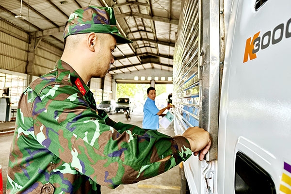 Tại Trung tâm Đăng kiểm xe cơ giới 60-02S (TP.Long Khánh), 2 kiểm định viên quân sự được tham gia hỗ trợ cả 5 công đoạn trong dây chuyền đăng kiểm, giúp thời gian đăng kiểm mỗi xe tiết kiệm 1/3 thời gian