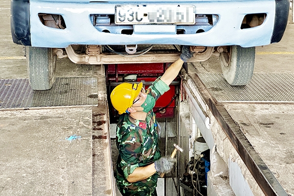 Nhờ sự hỗ trợ của các kiểm định viên quân sự trong dây chuyền mà Trung tâm Đăng kiểm xe cơ giới 60-02S (TP.Long Khánh) tăng thêm 25 xe được đăng kiểm mỗi ngày