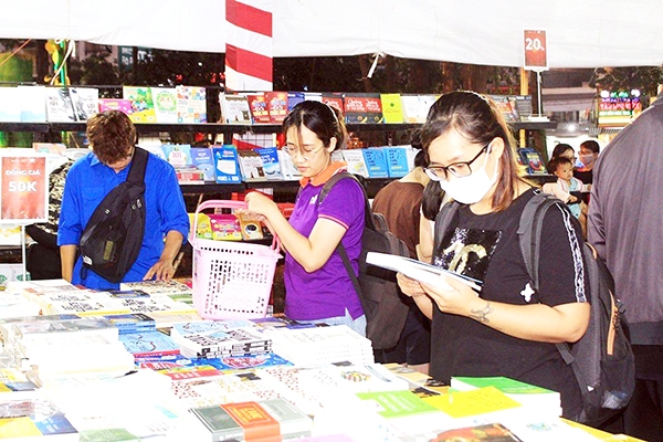 Nhiều người dân đến tham quan và mua sách tại Hội sách ở công viên Biên Hùng (TP.Biên Hòa)