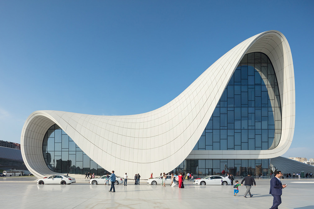 Tòa nhà màu trắng với đường nét mềm mại của Trung tâm Heydar Aliyev tô điểm thêm sự hấp dẫn của thủ đô Baku. Nguồn: azerbaijan.travel