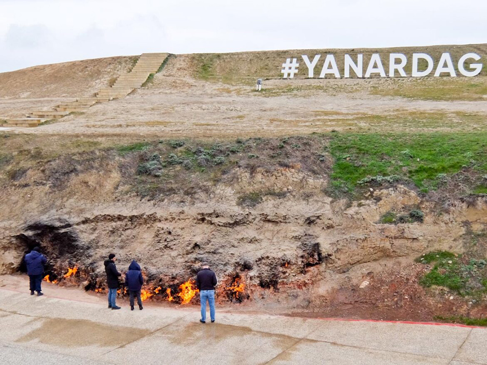 Những ngọn lửa cháy liên tục hàng ngàn năm tại chân ngọn đồi Yanardag không bao giờ tắt dù mưa, gió hay bão tuyết. Nguồn: thetravelmagazine.net