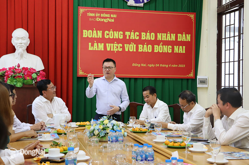 Tổng biên tập Báo Nhân Dân Lê Quốc Minh phát biểu tại buổi làm việc với Báo Đồng Nai